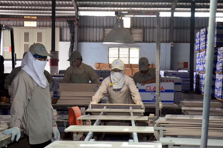 Sản xuất gạch Cotto tại Nhà máy gốm màu Hoàng Hà thuộc Công ty CP Tập đoàn Hoàng Hà. Ảnh: Thanh Hằng