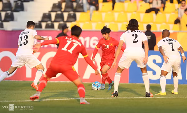 Công Phượng không có nhiều đất diễn trước hàng thủ to cao của U23 Jordan. Ảnh: Đức Đồng.