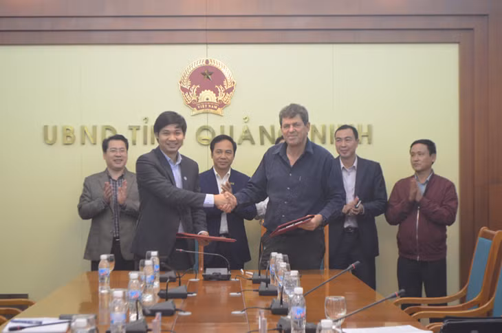 Đồng chí Đặng Huy Hậu và ông Ran Dagan tặng quà lưu niệm cho nhau.