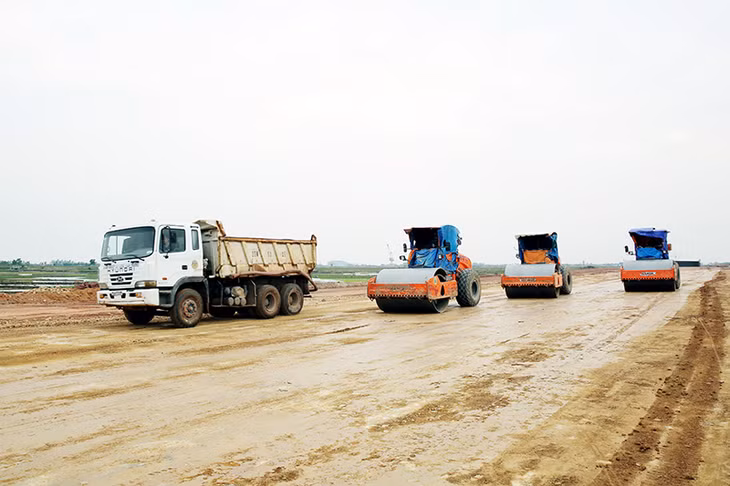 Trên công trường thi công đường từ cầu Sông Hốt đến cầu Sông Chanh (gói thầu XL-02), nhà thầu đang huy động trên 30 phương tiện máy móc để thực hiện đắp nền đường, đắp cát.