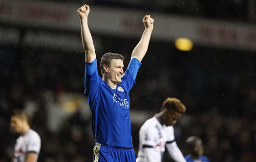 Roberth Huth ghi bàn thắng quý giá cho Leicester vào cuối trận. Ảnh: Reuters.
