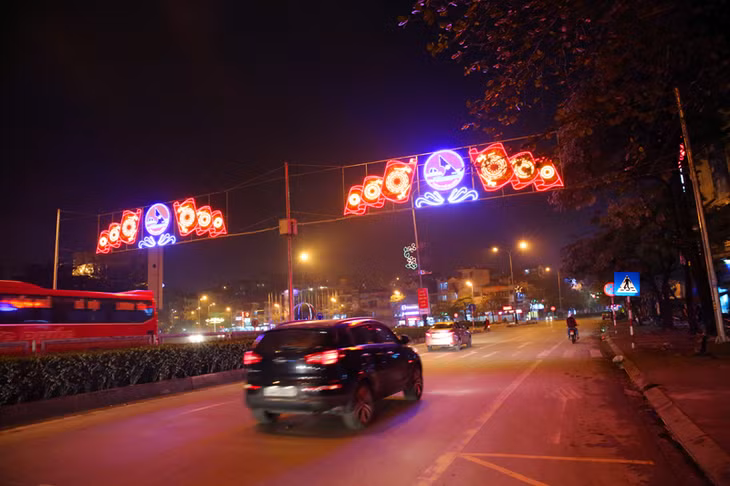 Các khu vực trung tâm đều được trang trí những cột đèn màu bắt mắt.