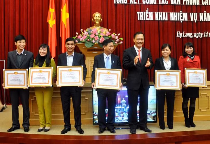 Đồng chí Vũ Hồng Thanh, Phó Bí thư Tỉnh ủy trao Bằng khen của Tỉnh ủy cho văn phòng một số cấp ủy vì có thành tích 