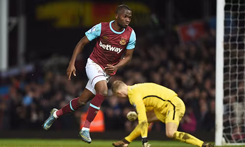 Valencia sớm giúp West Ham có lợi thế trước các vị khách Man City. Ảnh: Reuters.
