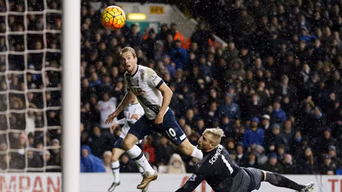 Kane (áo trắng) và đồng đội rất quyết tâm đánh bại Leicester