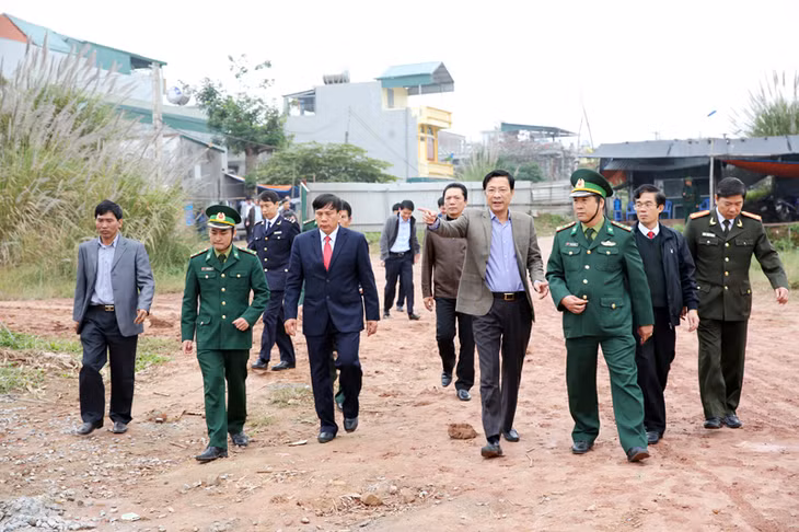 Bí Thư Tỉnh ủy Nguyễn Văn Đọc đi kiểm tra thực tế tại bến Z1 (TP Móng Cái)