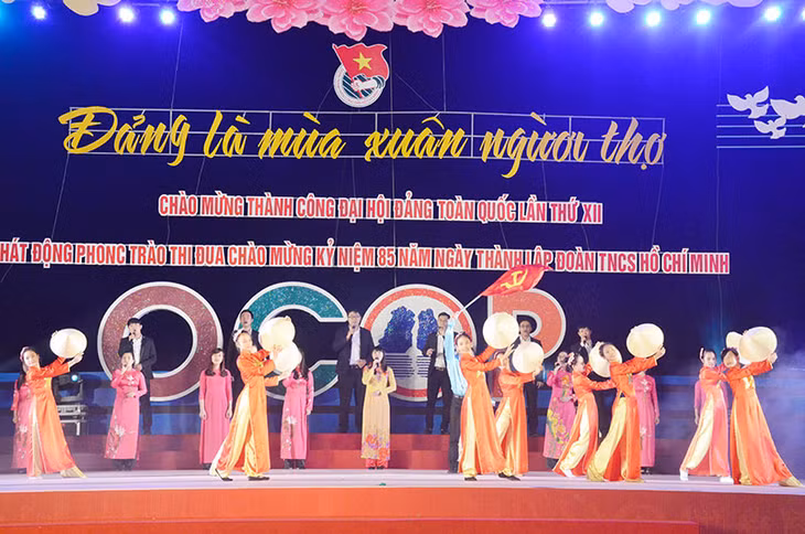 Chú thích ảnh: Chương trình văn nghệ chào mừng thành công Đại hội Đảng toàn quốc lần thứ XII, nhiệm kỳ 2015-2020.