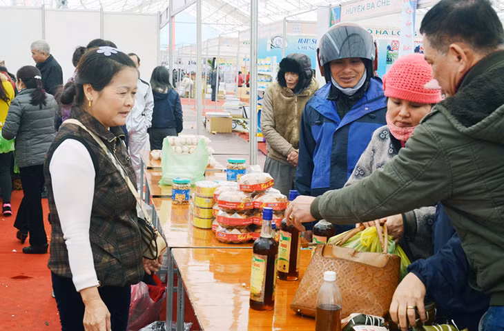 Mặc dù chưa đến giờ khai mạc nhưng gian hàng của huyện Tiên Yên đã thu hút đông đảo người dân tới tham quan, mua sắm từ trưa 29-1.