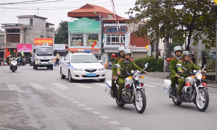 Đoàn diễu hành xuống đường tuyên tuyền
