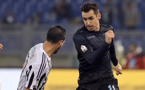 Lazio của Klose (áo đen) đã phải nhận thất bại trước Juventus. (Ảnh: Getty).