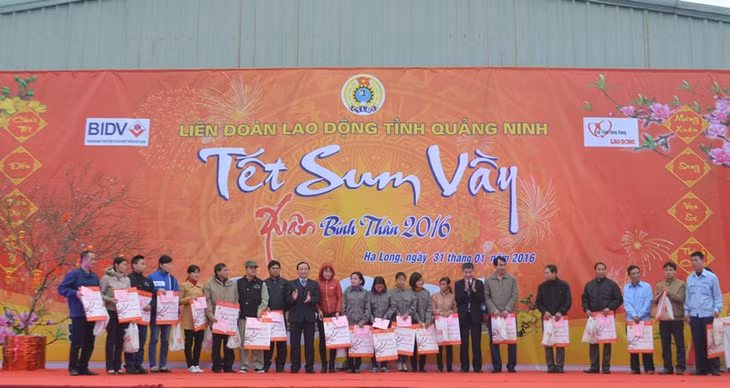 Lãnh đạo Tổng LĐLĐ Việt Nam và LĐLĐ tỉnh trao quà Tết cho CNLĐ có hoàn cảnh khó khăn.