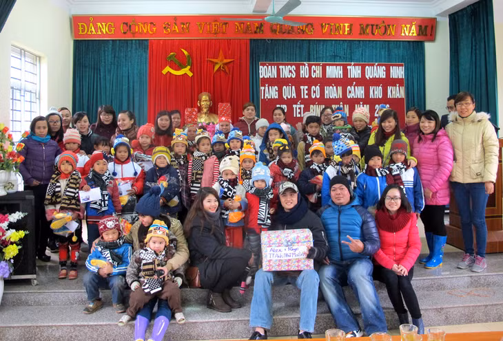 Đại biểu trao quà cho trẻ em nghèo xã Đồng Tâm, Bình Liêu CTV Bá Trinh, TĐ Quảng Ninh