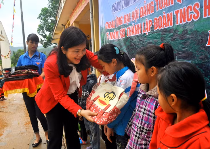 Đồng chí Nguyễn Thị Thu Hà, Tỉnh ủy viên, Bí thư Tỉnh Đoàn tặng quà cho các em học sinh nghèo của điểm trường Khe Xa.