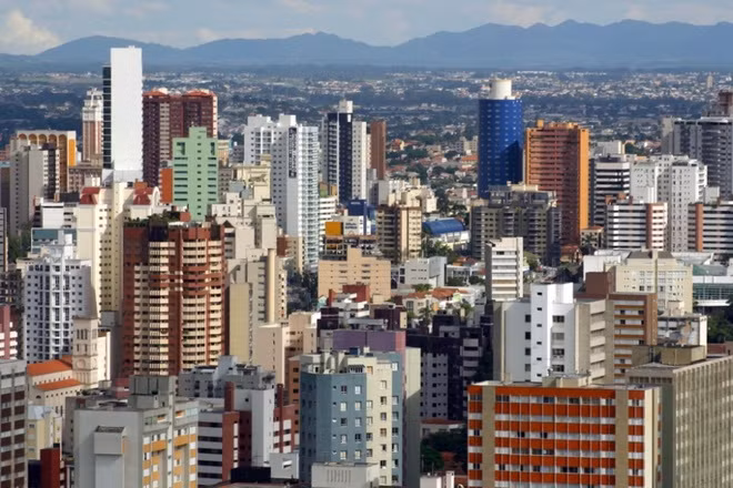  Curitiba, Brazil Curitiba là thành phố có tỉ lệ không gian xanh cao nhất thế giới với mật độ 52m2/ người. Thành phố có chương trình đổi rác thải và các sản phẩm tái chế lấy thẻ xe buýt, thức ăn và cả tiền mặt.