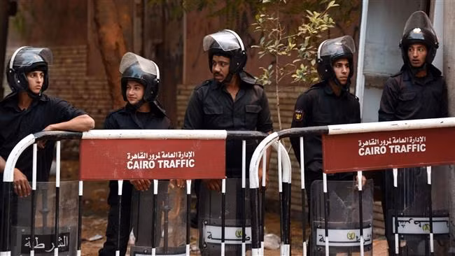Lực lượng an ninh Ai Cập đứng gác trên đường phố Cairo. (Nguồn: AFP)