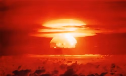 Đám mây phóng xạ hình nầm hình thành sau vụ nổ Castle Bravo. Ảnh: US Air Force