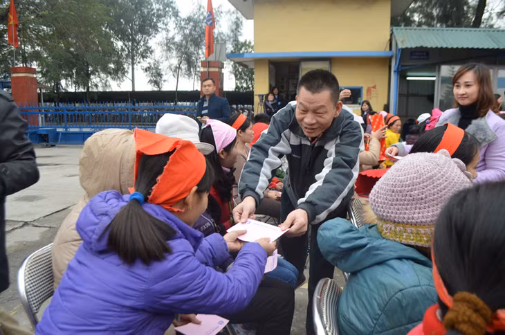 Ông Đới Mẫn Trung, Giám đốc điều hành Nhà máy của Công ty TNHH Everbest Việt Nam tặng quà Tết cho người lao động có hoàn cảnh khó khăn.