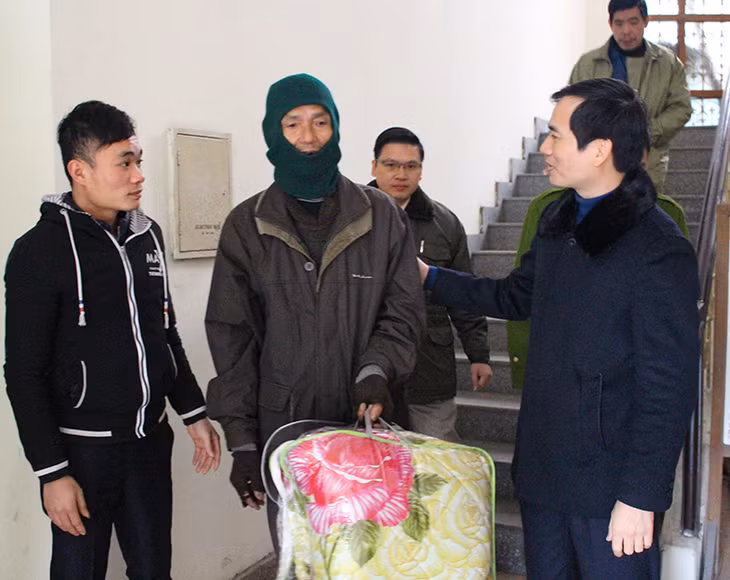 Đồng chí Vũ Quyết Tiến - Phó bí thư Thành ủy - Chủ tịch UBND thành phố tặng quà ông Trần Xuân Bảy - Tổ 7 - khu 9 - phường Mông Dương - Người có hoàn cảnh đặc biệt khó khăn