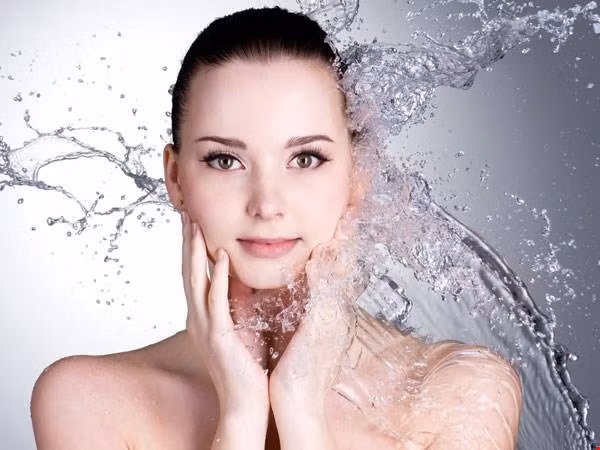 Nước dừa có nhiều tác dụng tốt cho việc làm đẹp của chị em.
