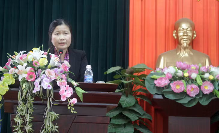 Đồng chí Đỗ Thị Hoàng, Phó Bí thư Thường trực Tỉnh ủy, Trưởng Đoàn ĐBQH tỉnh phát biểu tại lễ bế giảng.