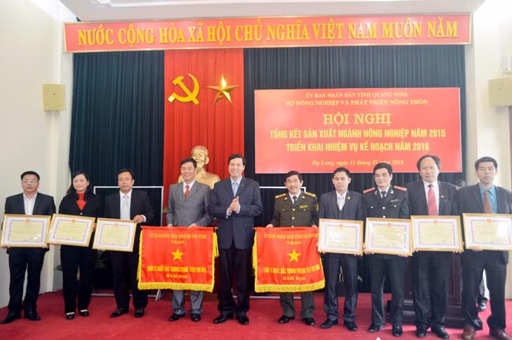 Đồng chí Nguyễn Đức Long, Phó Bí thư Tỉnh ủy, Chủ tịch UBND tỉnh tặng Cờ thi đua và Bằng khen của UBND tỉnh cho các tập thể, cá nhân có thành tích xuất sắc của ngành nông nghiệp