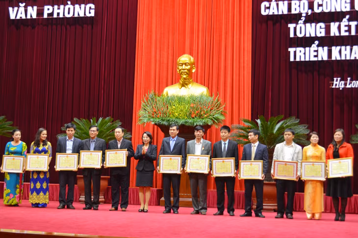 Đồng chí Vũ Thị Thu Thủy, Phó Chủ tịch UBND tỉnh trao tặng bằng khen của Chủ tịch UBND tỉnh cho các cá nhân có thành tích xuất sắc.