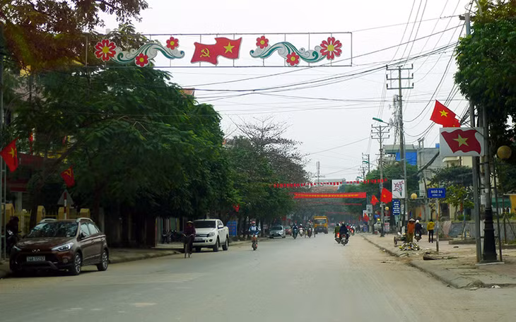 Trên các tuyến đường chính của huyện Vân Đồn đều được trang trí băng zôn, cờ hoa chào mừng Đại hội lần thứ XII của Đảng.