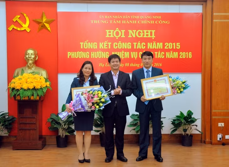 Đồng chí Lê Quang Tùng, Phó Chủ tịch UBND tỉnh thay mặt Chủ tịch UBND tỉnh tặng bằng khen cho các tập thể xuất sắc.