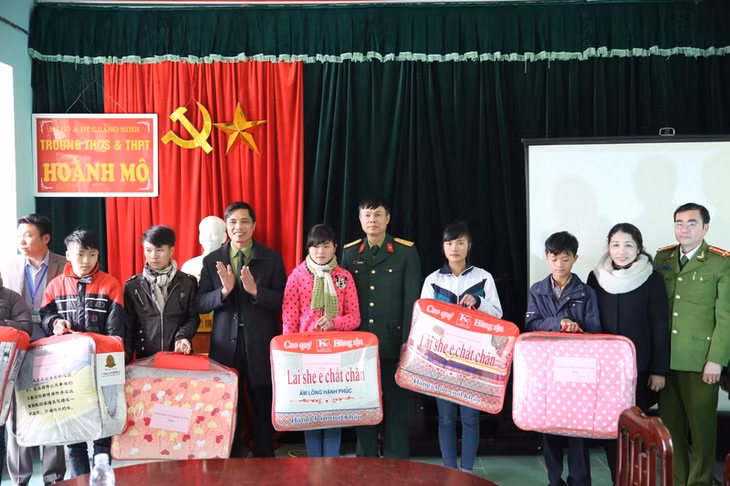 Đồng chí Vũ Văn Diện tặng chăn ấm cho các học sinh nội trú của trường THCS&THPT Hoành Mô, Bình Liêu