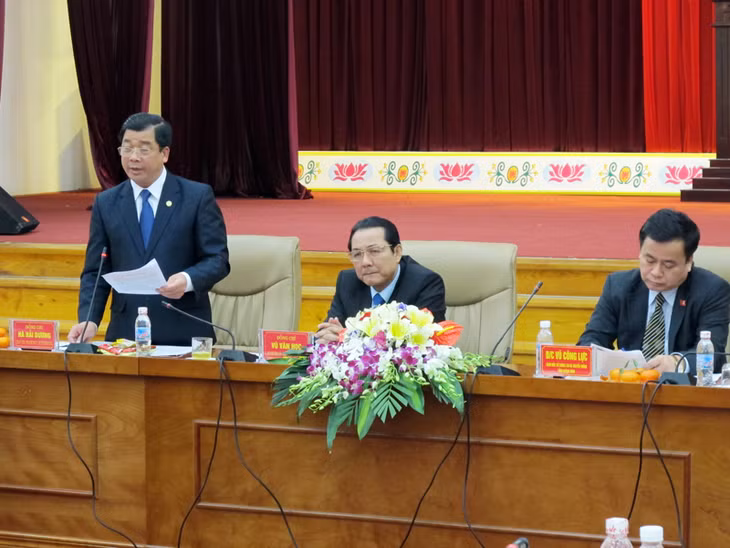 Đồng chí Hà Hải Dương, Chủ tịch UBND TX Đông Triều trả lời các câu hỏi của phóng viên.