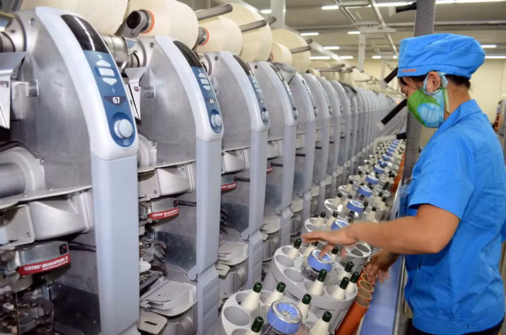Sản xuất sợi tại Công ty TNHH Khoa học Texhong Ngân Long, Khu công nghiệp Hải Yến, TP Móng Cái.