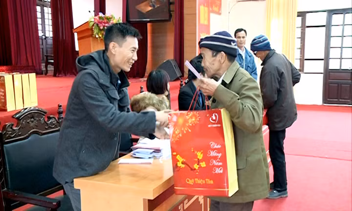Tập đoàn Vingroup tặng quà cho các hộ gia đình nghèo huyện Đầm Hà. Ảnh: Vũ Cường
