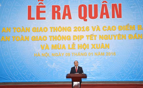 Phó Thủ tướng Nguyễn Xuân Phúc phát động ra quân thực hiện Năm an toàn giao thông 2016. Ảnh: VGP/Lê Sơn