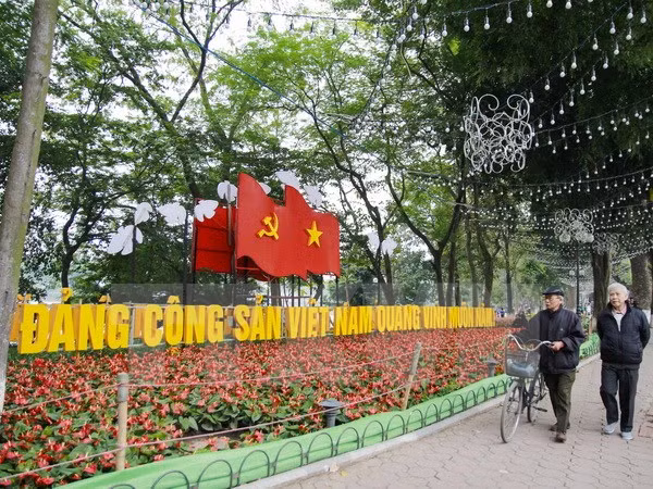 Khu vực quanh hồ Hoàn Kiếm được trang trí chào mừng Đại hội. (Ảnh: Hà My/TTXVN)