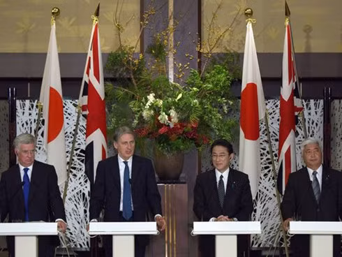Từ trái sang: Bộ trưởng Quốc phòng Anh Michael Fallon, Bộ trưởng Ngoại giao Anh Philip Hammond, Bộ trưởng Ngoại giao Nhật Fumio Kishida và Bộ trưởng Quốc phòng Nhật Gen Nakatani. (ảnh: AP).