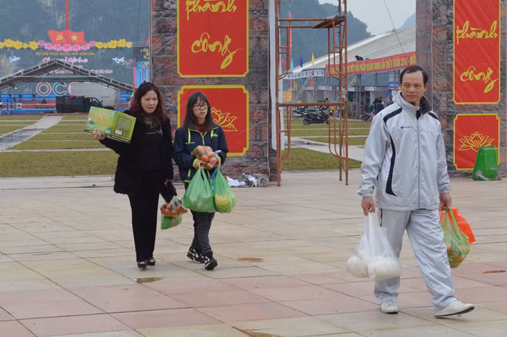 Và hầu hết người dân đi thăm quan hội chợ đều ra về với rất nhiều các sản phẩm OCOP trên tay