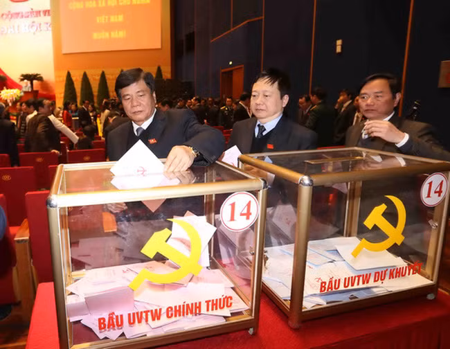 Các đại biểu bỏ phiếu bầu BCH Trung ương khóa XII. Ảnh: Tấn Thông - Người lao động.