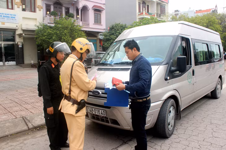 Lực lượng CSGT Công an TP Móng Cái kiểm tra xe khách trên tuyến QL18A.
