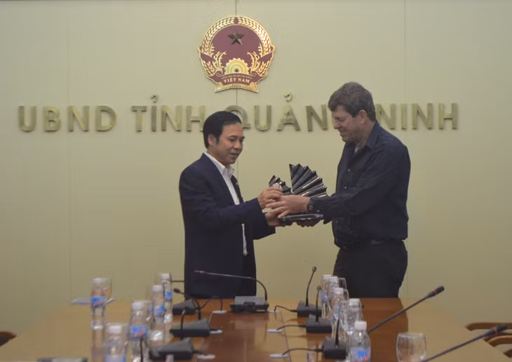 Đồng chí Đặng Huy Hậu trao tặng quà lưu niệm cho ông Ran Dagan. 