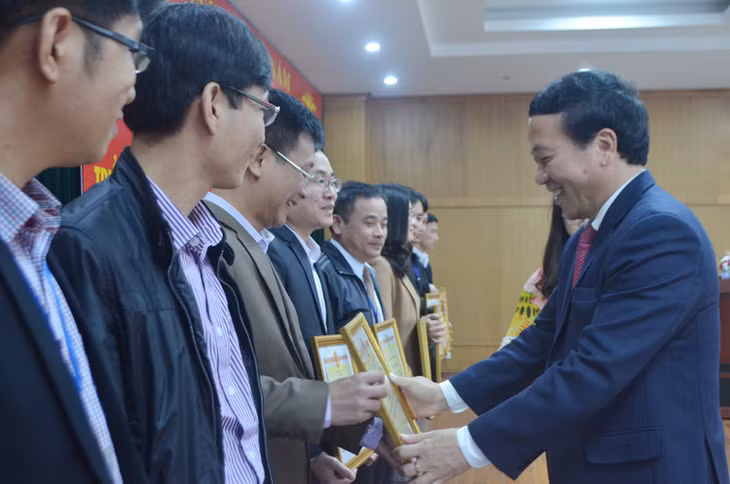 Lãnh đạo tỉnh tặng bằng khen của UBND tỉnh cho các cá nhân.
