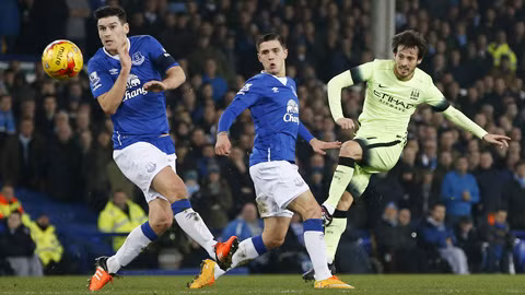 Trở về Etihad, Silva (áo sáng) và đồng đội sẽ biết cách khuất phục Everton giúp đội nhà và HLV Pellegrini giải tỏa áp lực