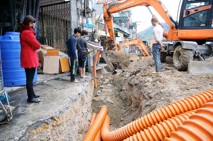 Hạ ngầm điện đã đạt trên 70%, nhà thầu tổ chức chôn lấp ống nhựa vặn xoắn chịu lực HDPE đoạn qua tổ 4, khu 4A, phường Quang Hanh (TP Cẩm Phả), phấn đấu hoàn nguyên mặt bằng xong trước Tết Nguyên đán 2016.