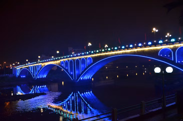 Cầu Ka Long lung linh ánh đèn tạo cảm giác bình yện.