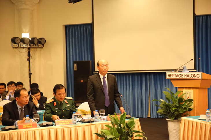 Đồng chí Lê Minh Chuẩn, chủ tịch hội đồng thành viên Tập đoàn công nghiệp Than - khoáng sản VN (TKV), báo cáo tại hội nghị.