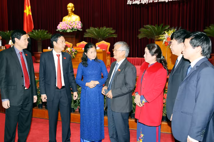 Các đại biểu dự kỳ họp thứ 22 HĐND tỉnh khoá XI trò chuyện về chủ đề công tác năm 2016. Ảnh: Đỗ Phương