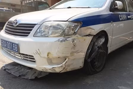 Xe công vụ bị hư hỏng nặng sau khi bị đối tượng trộm tông vào trạm thu phí.