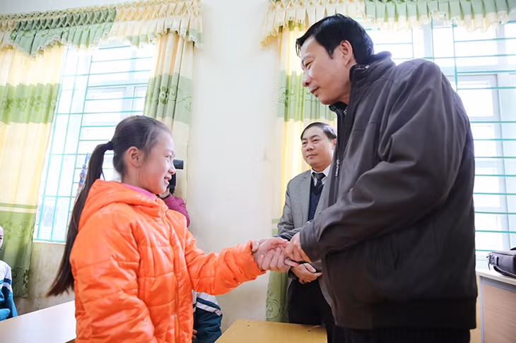 Đồng chí Nguyễn Văn Đọc, Bí Thư Tỉnh ủy, Chủ tịch HĐND tỉnh thăm hỏi các em học sinh tại điểm trường Lục Ngù, xã Húc Động (Bình Liêu)