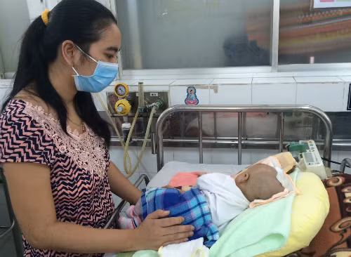 Trẻ điều trị bệnh tại khoa Hô hấp, Bệnh viện Nhi đồng 1. Ảnh: T.P