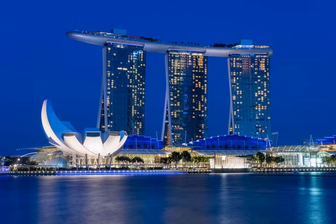  Singapore Singapore nổi tiếng thế giới là một trong những nơi sạch sẽ nhất với những quy định nghiêm ngặt liên quan tới vứt rác bừa bãi. Bạn có thể sẽ phải trả hơn 700 USD tiền phạt cho lần vi phạm đầu tiên và hơn 5.000 USD kèm lao động công ích nếu vi phạm nhiều lần.