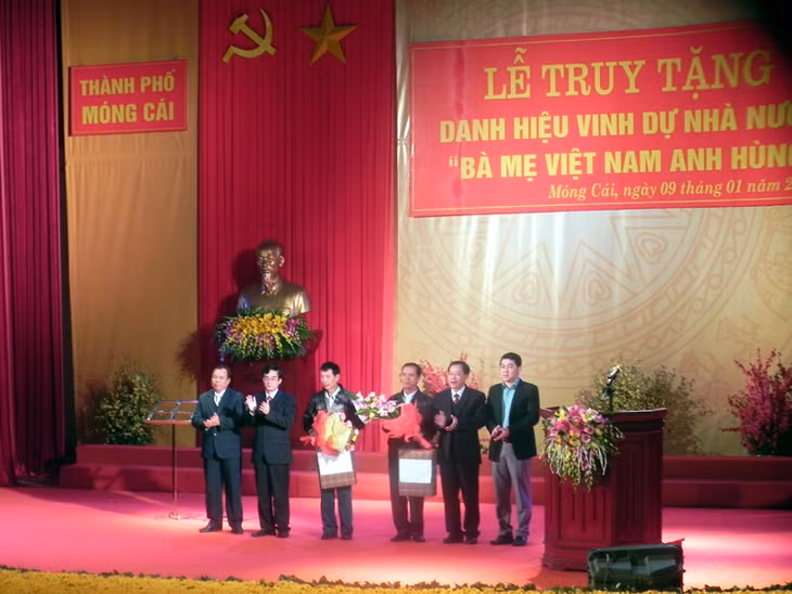 Lãnh đạo TP Móng Cái và xã Hải Xuân tặng quà cho thân nhân 2 Mẹ Việt Nam Anh hùng